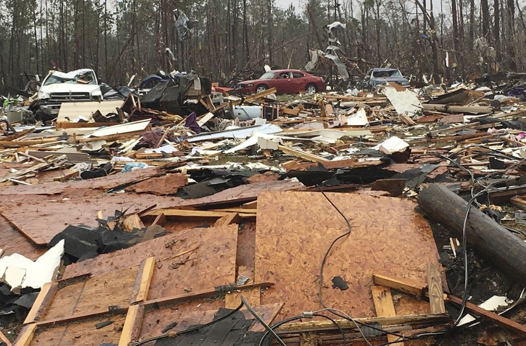 Auch in Cook County, Georgia, bietet sich ein Bild der Zerstörung: Mobile Wohnhäuser liegen in Trümmern.