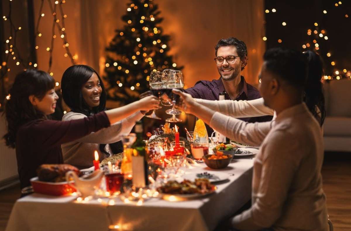 Weihnachten ist die Zeit für Freunde und Familie. Damit es auch beim gemeinsamen Abendessen weihnachtlich gemütlich wird, braucht man die nötige Tischdeko.