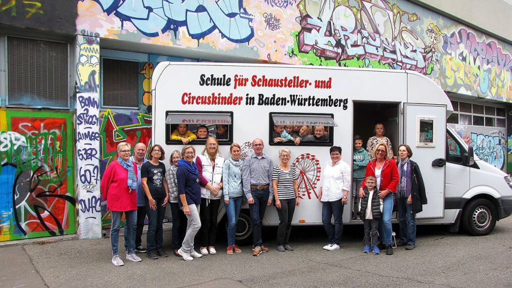  Das Bildungswerk Deutscher Schausteller hat für ein Jahr ein Schulmobil finanziert. Während des Volksfests steht es neben der Wasenschule und dient als Ort für Klassenarbeiten oder Nachhilfeunterricht. 