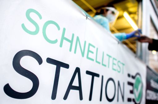 Die Aufschrift „Schnelltest Station“ steht am Container einer Teststation in der Innenstadt von Oldenburg. Foto: dpa/Hauke-Christian Dittrich