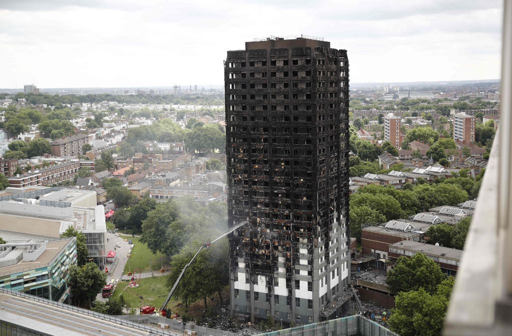 Laut Premierministerin Theresa May ist der Grenfell Tower in London nicht das einzige Hochhaus mit einer leicht entflammbaren Außenhülle.