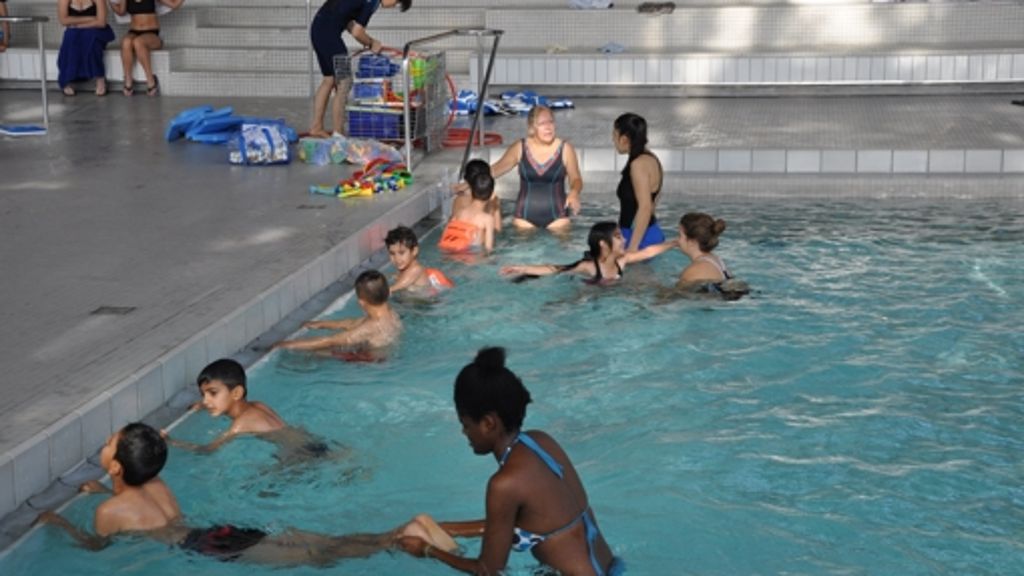 Stuttgart-Feuerbach: Flüchtlingskinder lernen  im Hallenbad schwimmen