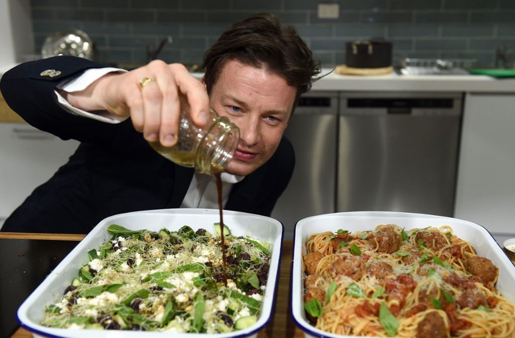 Jamie Oliver kocht auf allen Kanälen. Als Jamie Oliver 1998 mit seiner Sendung „The Naked Chef“ im britischen Fernsehen und kurze Zeit später weltweit lief, war er schnell „Everbody’s Darling“.