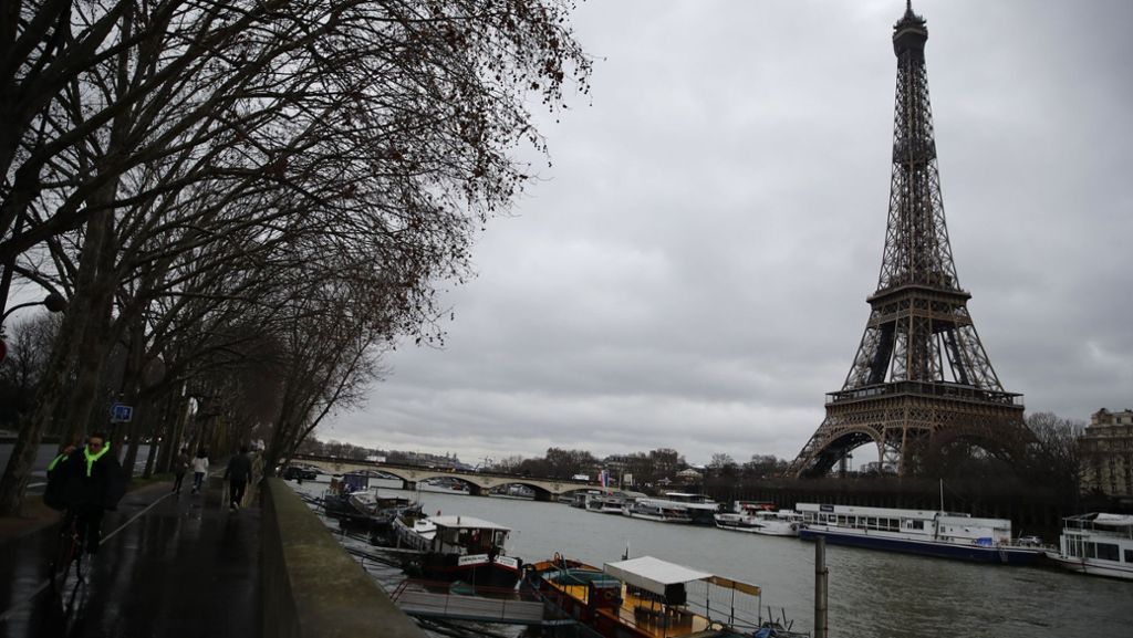 Vorfall am Eiffelturm: Mann erleidet Kehlkopfbruch bei Polizeikontrolle und stirbt