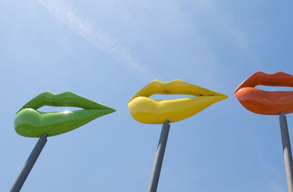 Großskulpturen in Regenbogenfarben: Die  „Lippen“ von Rosalie  stehen in Filderstadt.  Foto: dpa