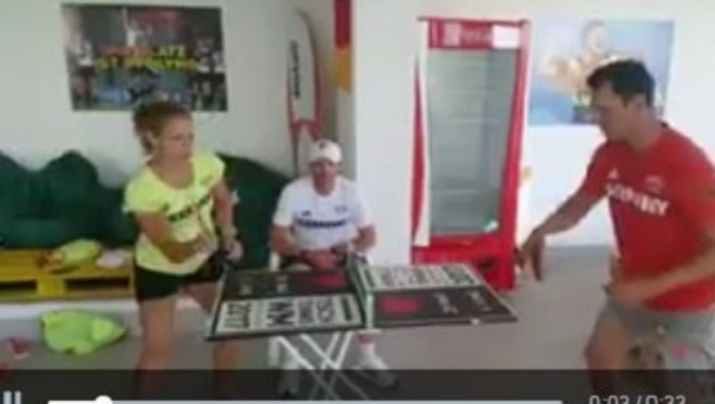 Normalerweise locht Profigolfer Martin Kaymer weiße Bälle auf dem Platz ein. In Rio hat er nun Tennisspielerin Laura Siegemund zu einem Match mit den weißen Bällen aus Zelluloid an der Tischtennisplatte aufgefordert. Wie das ausging, sehen Sie im Video.