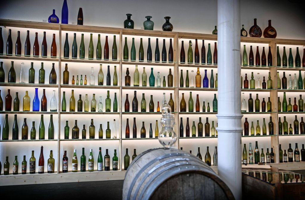 Flaschen, soweit das Auge reicht – Blick auf die Sonderausstellung „Wein trifft Glas“ im Glasmuseum Spiegelberg