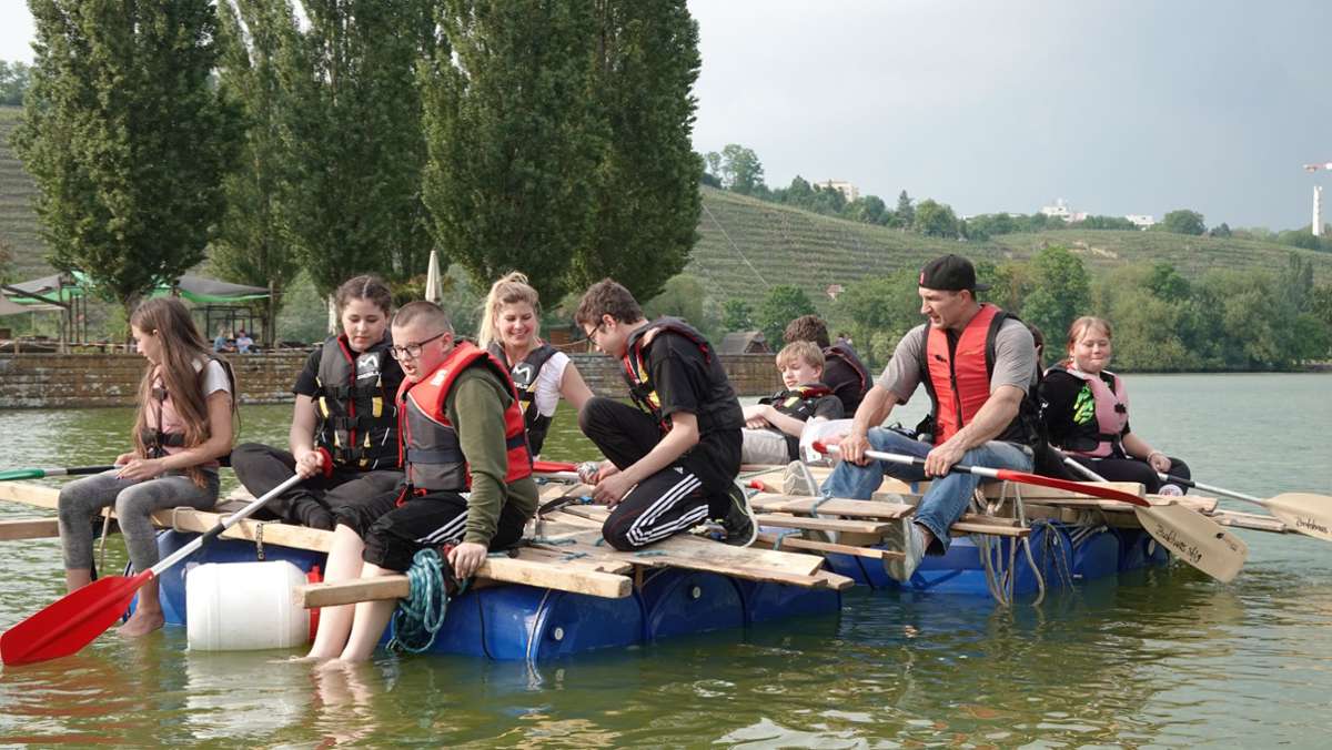 Max-Eyth-See in Stuttgart: Wladimir Klitschko baut ein Floß mit Schülern
