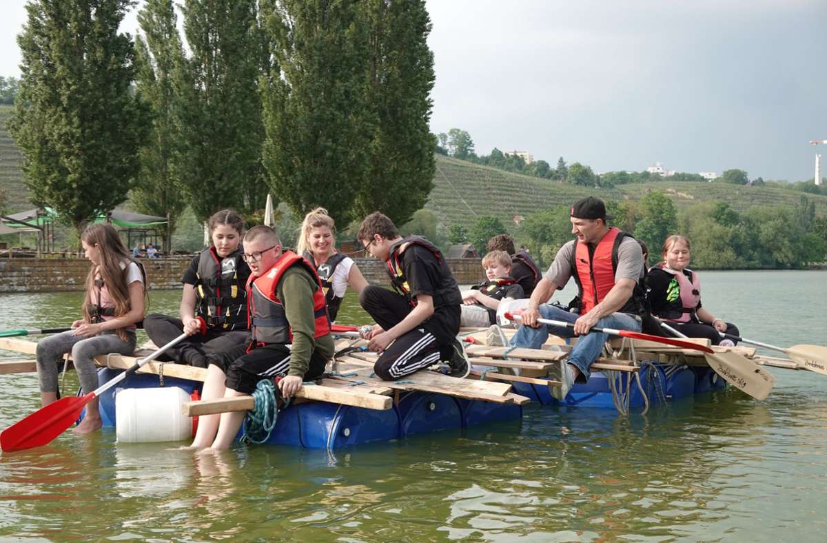 Wladimir Klitschko (zweiter von rechts) paddelt mit Schülern auf einem selbst gebauten Floß über den Max-Eyth-See in Stuttgart.