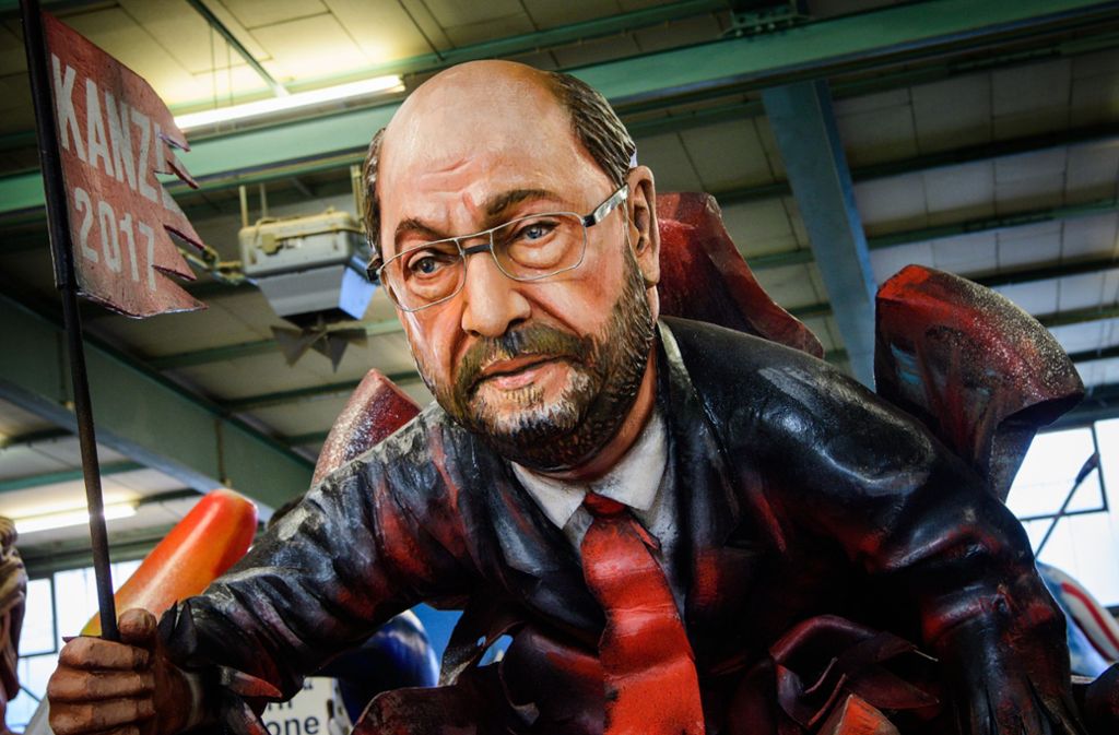 Der SPD-Parteivorsitzende Martin Schulz wird auf einem Motivwagen als „Rohr-Krepierer“ dargestellt.