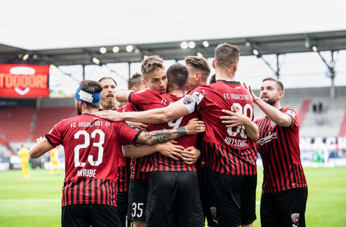 Die Spieler  von Ingolstadt jubeln über einen Treffer. Foto: dpa/Matthias Balk