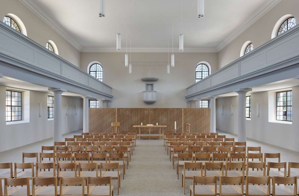 . . . die Bänke gegen Stühle ausgetauscht. Denn sie sind leicht wegzutragen . . . wenn der Raum durch eine neue verschiebbare Wand geteilt wird. So kann die Kirche vielfältiger genutzt werden.