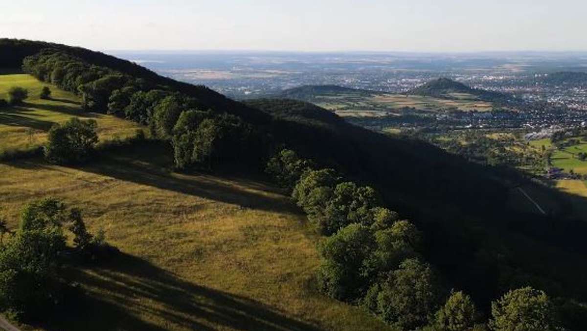 Der Albtrauf ist eine der beeindruckendsten Landschaften in der Region. Unser Drohnen-Video zeigt die Abbruchkante der Schwäbischen Alb bei Reutlingen und beim Breitenstein im Landkreis Esslingen von oben.