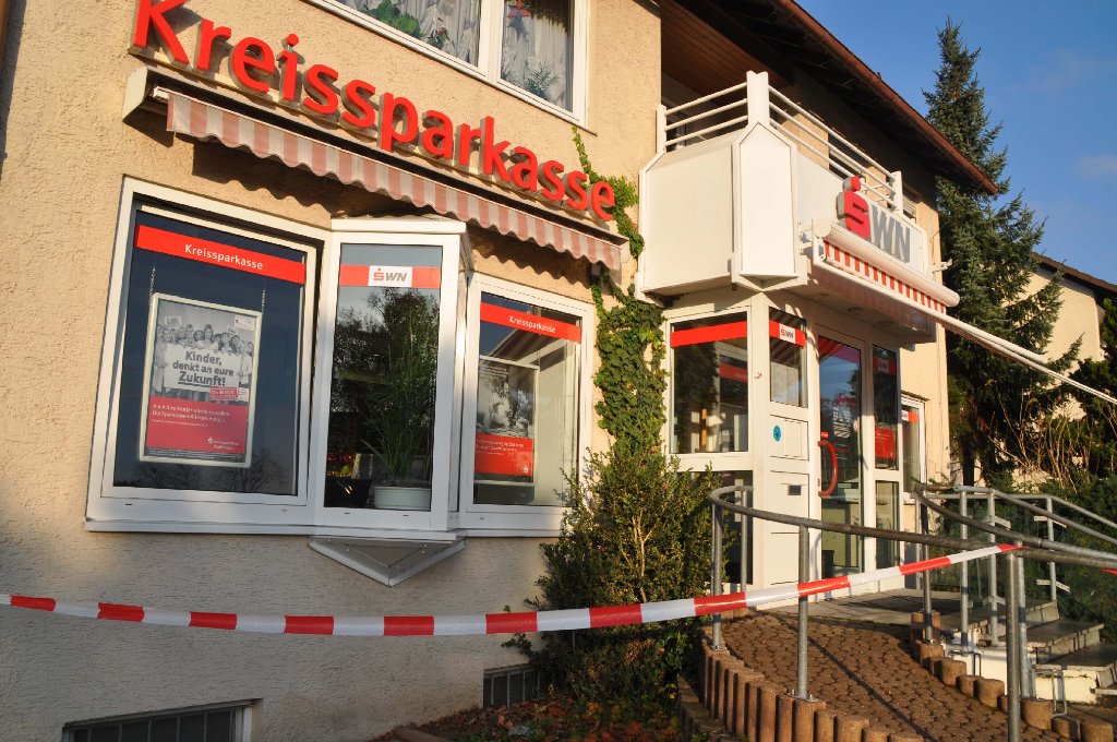 Zwei Männer sollen am Montagmorgen eine Filiale der Kreissparkasse in Schorndorf überfallen und mehrere tausend Euro erbeutet haben. Wenig später nimmt die Polizei die Tatverdächtigen im Kreis Göppingen fest.