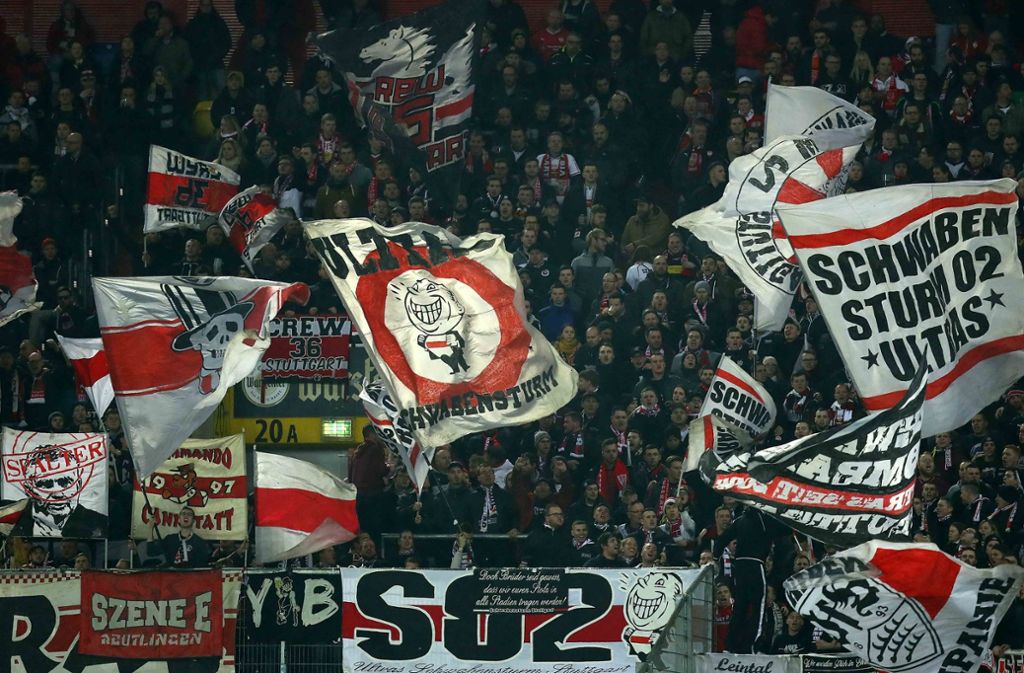 Zahlreiche VfB-Fans unterstützen die Mannschaft in Düsseldorf.