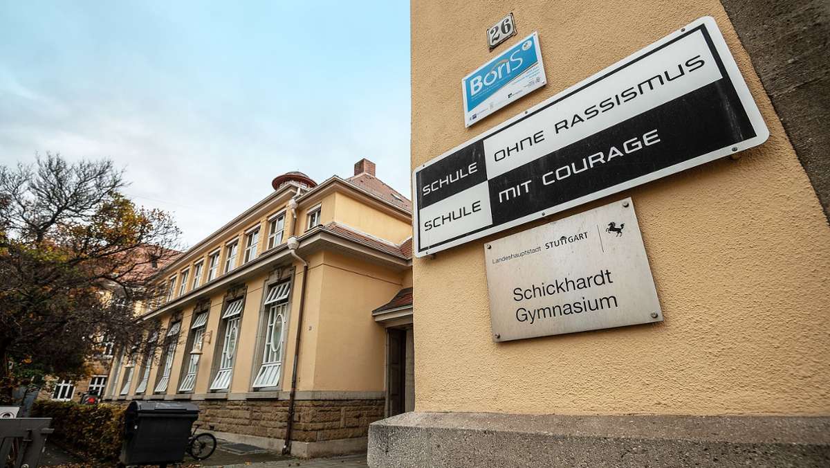  Am Stuttgarter Schickhardt-Gymnasium kehrt keine Ruhe ein: Die Unterlassungsklage einer Kunstlehrerin gegen ihre Schülerin ist ohne Einigung vor dem Landgericht verhandelt worden. Die Zivilkammer wurde dabei allerdings Zeuge einer bizarren Auseinandersetzung. 
