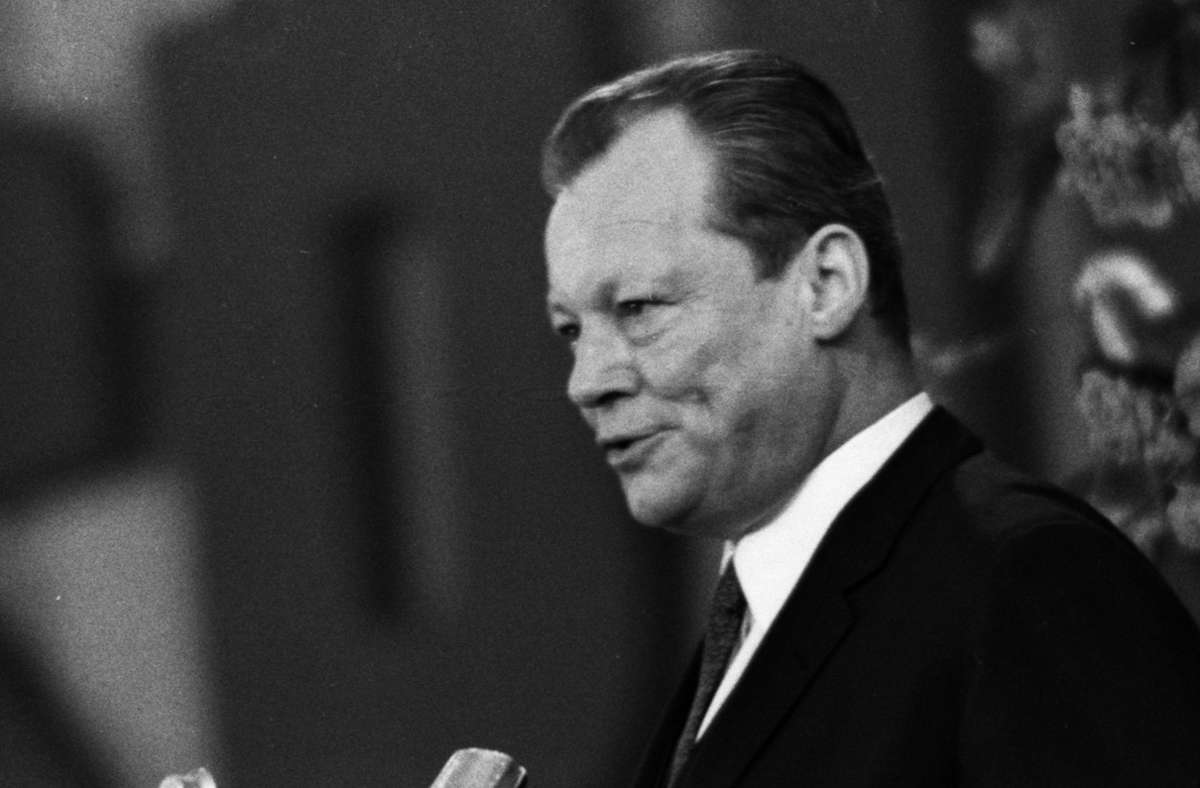 Denn auch Willy Brandt (SPD) wurde am 21. Oktober 1969 zum Kanzler der Bundesrepublik Deutschland gewählt – obwohl seine Partei nach der Wahl nur die zweitstärkste Fraktion im Bundestag bildete. Nach gut vier Jahrzehnten hatte so erstmals wieder ein SPD-Politiker das Amt des Bundeskanzlers inne. Bei der Wahl damals hatte die CDU/CSU-Fraktion 13 Sitze mehr als die Sozialdemokraten.