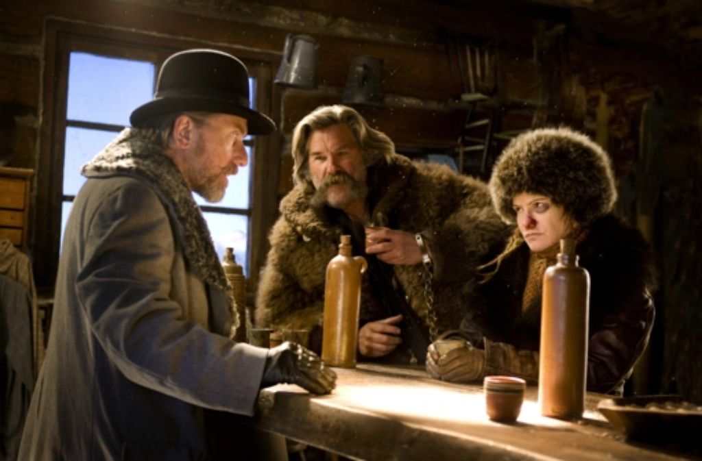Tim Roth, Kurt Russell und Jennifer Jason Leigh in einer Szene in der Poststation „Minnies Kurzwarenladen“.