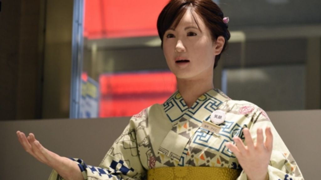 Toshibas menschenähnlicher Roboter: Erster Arbeitstag für Frau Aiko Chihara