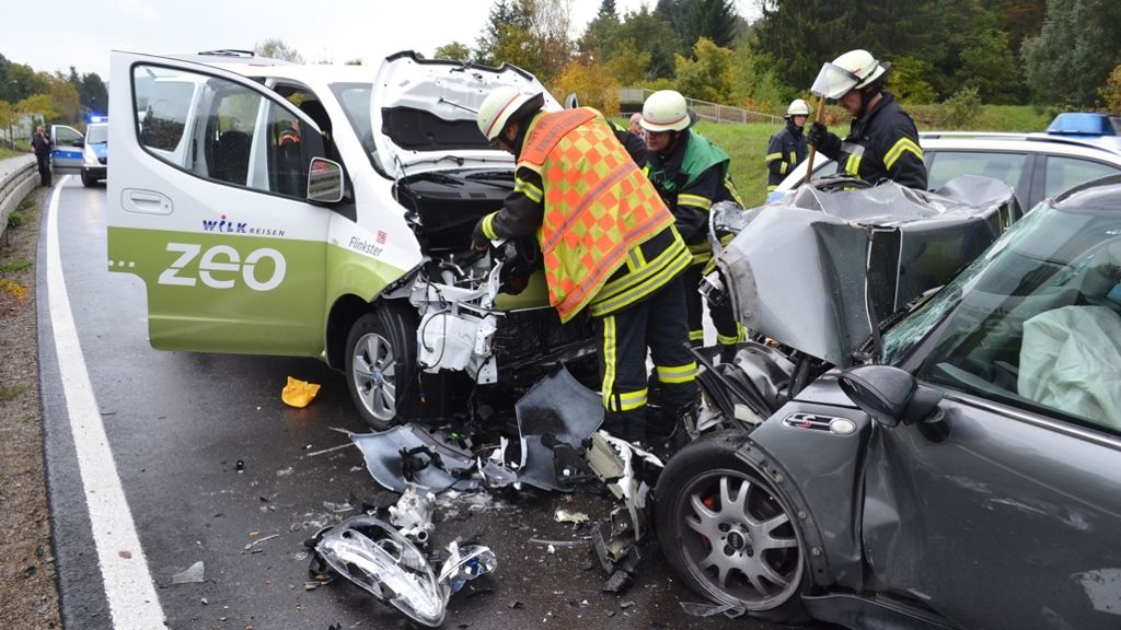 Zwei Verletzte in Pforzheim: Mini prallt frontal auf Elektroauto