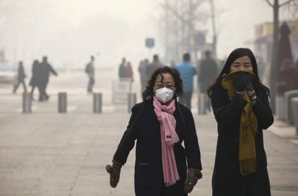 Auf der Einkaufsstraße Wangfujing versuchen die Leute, diese schlechte Luft zu meiden. Zum Schutz mit einer Atmenmaske oder Schal ist dabei nebensächlich.