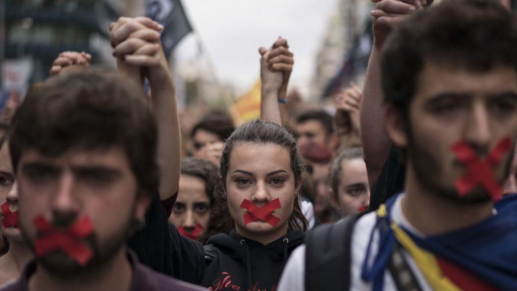 Referendum in Katalonien: Generalstreik gegen die spanische Polizei am Dienstag