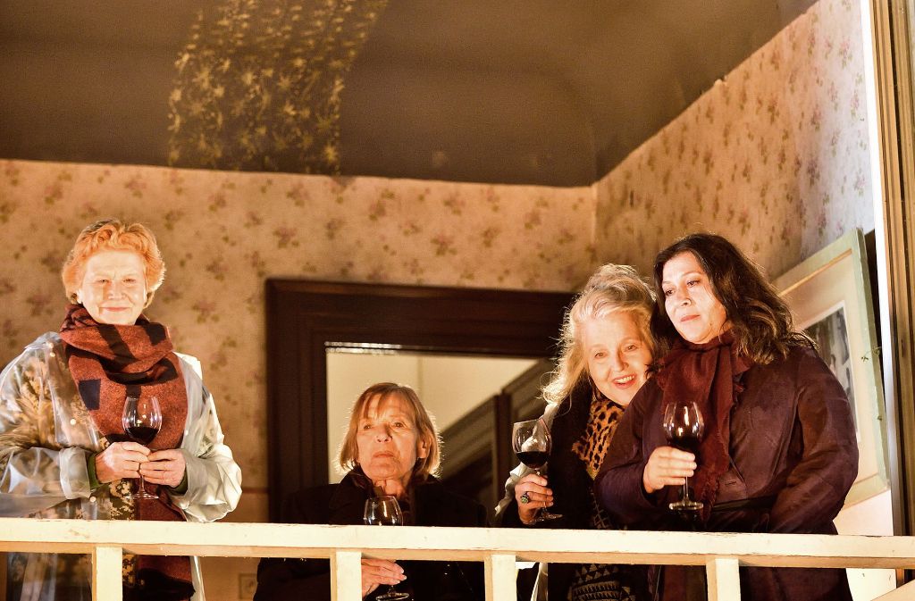 Isolde (Irm Hermann), Margarethe (Margit Carstensen) und Catharina (Hanna Schygulla) freuen sich gemeinsam mit Klara (Eva Mattes, von links) an ihrem nächtlichen Feuerritual.