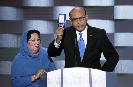 Seit Khizr Khan bei einer Rede auf dem Demokraten-Parteitag sein Exemplar der US-Verfassung präsentiert und Donald Trump zur Ausleihe angeboten hat, sind die Verkäufe des kleinen Büchleins in die Höhe geschnellt. Foto: AP