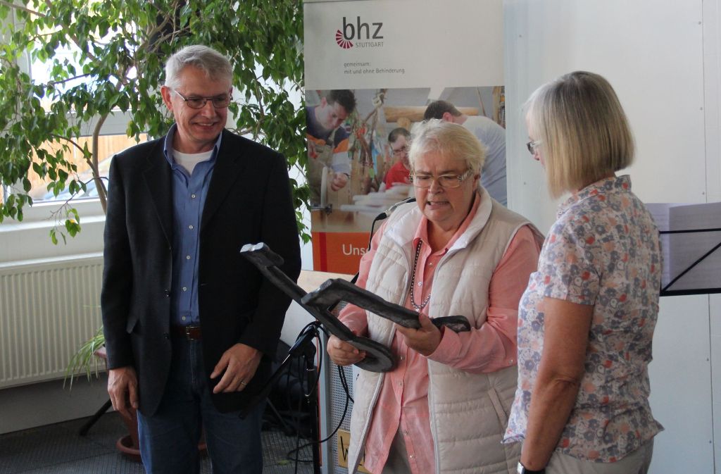 Bhz-Vorstandsvorsitzende Wiebke Wähling (M.) überreicht die symbolischen Schlüssel für die neue Zweigstelle.