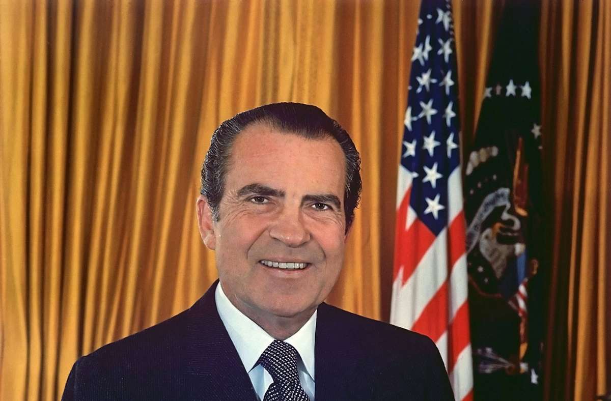Richard Nixon: Als sein Amtsnachfolger Gerald Ford eingeschworen wurde, fehlte Richard Nixon. Der Amtseid wurde im East Room des Weißen Hauses in aller Eile abgelegt – denn Nixon war war wegen der Watergate-Affäre zurückgetreten – er hatte in ein Parteibüro der Demokraten einbrechen lassen.