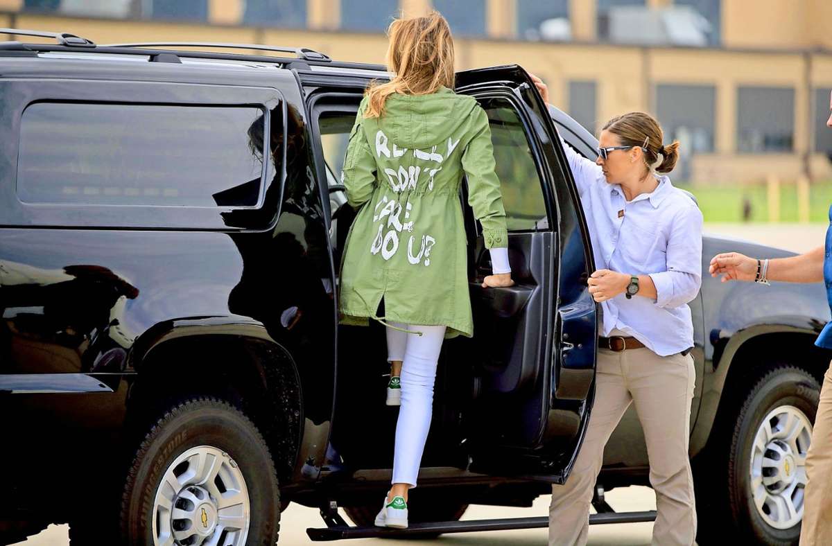 Die First Lady fuhr sogar in die Grenzregion, um sich selbst ein Bild zu machen – verstörte aber dann mit einer Jacke, auf der in großen Lettern zu lesen war: „I don’t really care, do you?“