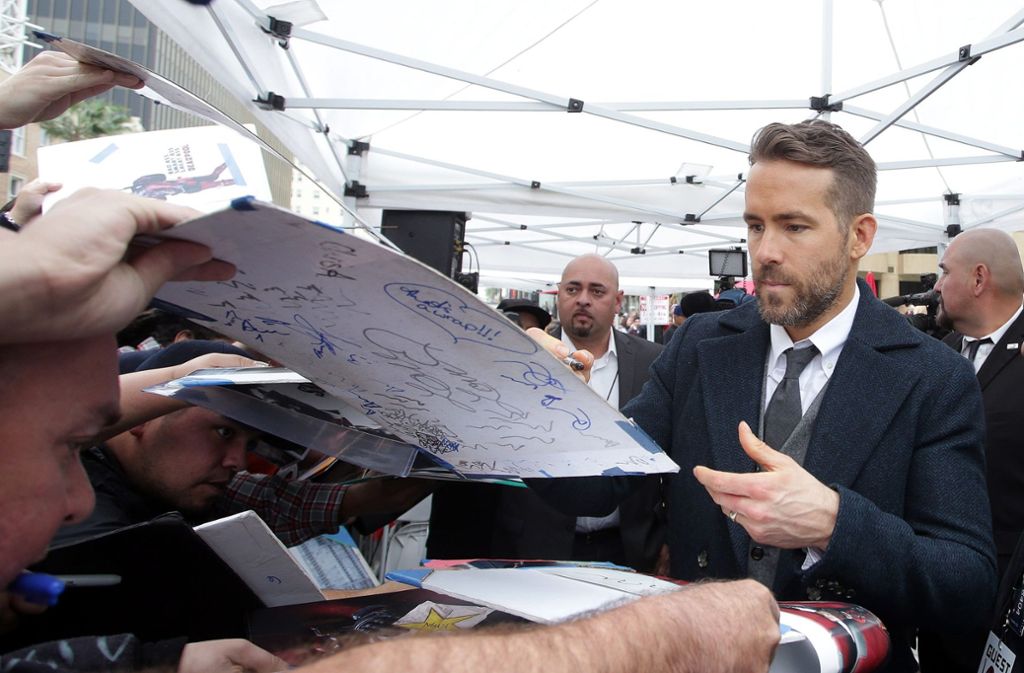 Nach der Enthüllung des Sterns gab Ryan Reynolds Autogramme.