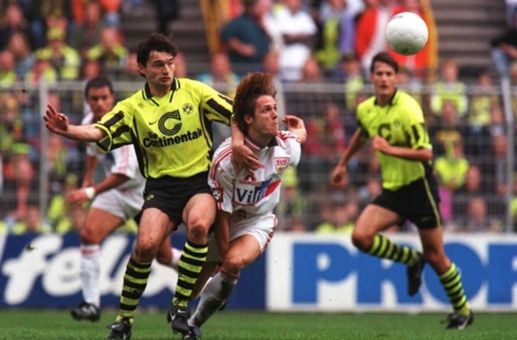 1997 tritt er mit dem VfB Stuttgart gegen Dortmund an, dieses Bild zeigt ihn im Zweikampf mit Stéphane Chapuisat.