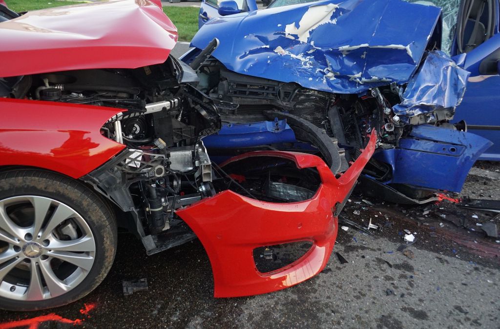 Bei dem Unfall wurden der Golf-Fahrer, drei Mitfahrer im Golf, worunter sich zwei achtjährige Kinder befanden, sowie der Mercedes-Fahrer und zwei Mitfahrerinnen verletzt.