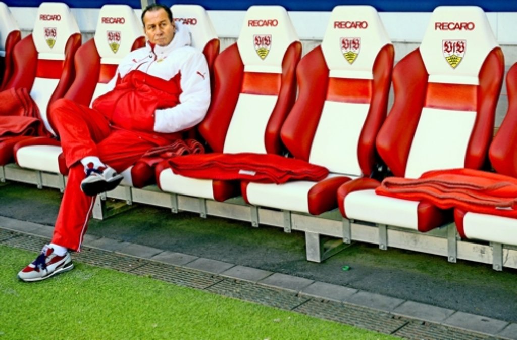 Huub Stevens bekommt die Einsamkeit des Trainers in Zeiten des Misserfolgs beim VfB Stuttgart immer deutlicher zu spüren.
