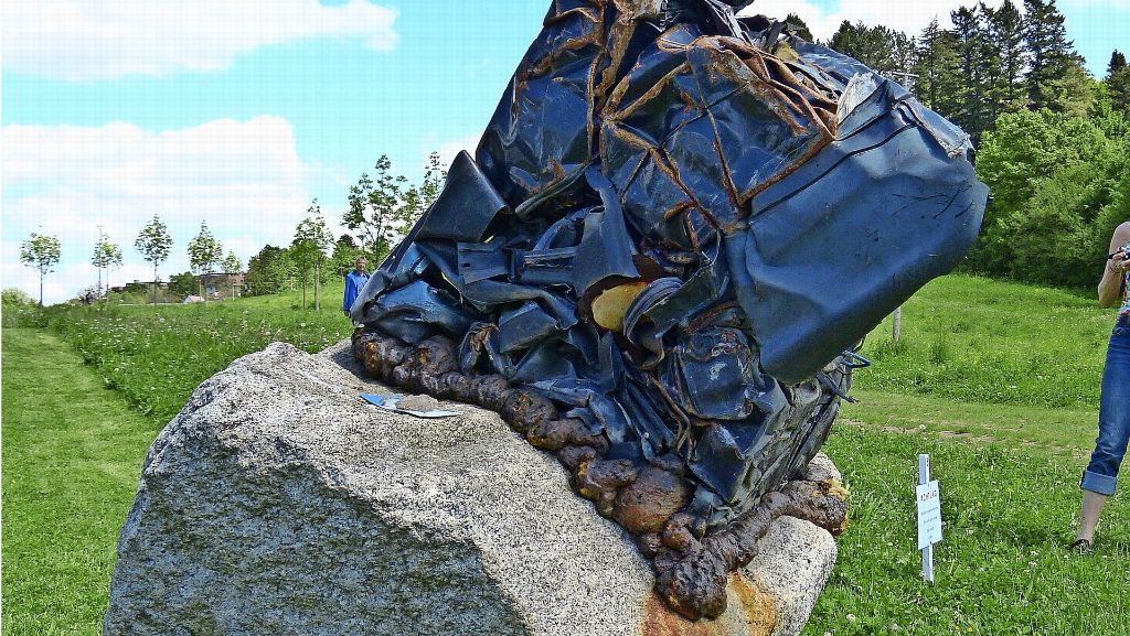 Skulpturenausstellung in Leonberg: Wie eine eiternde Wunde auf uraltem Gestein