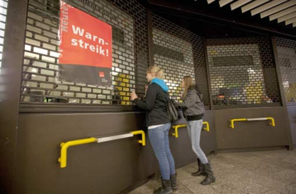 Die Kunden der öffentlichen Verkehrsmittel werden in Stuttgart am Donnerstag vor verschlossenen Schaltern stehen,...