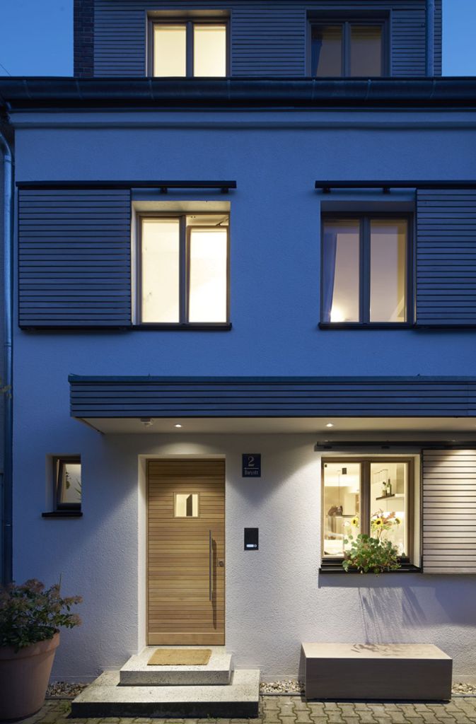 „Eine Fassade braucht ein Gesicht“, sagt die Innenarchitektin Anne Prestel. Die horizontale Holzlatten-Optik der Fensterläden findet bei der Haustür konsequent ihre Fortsetzung.