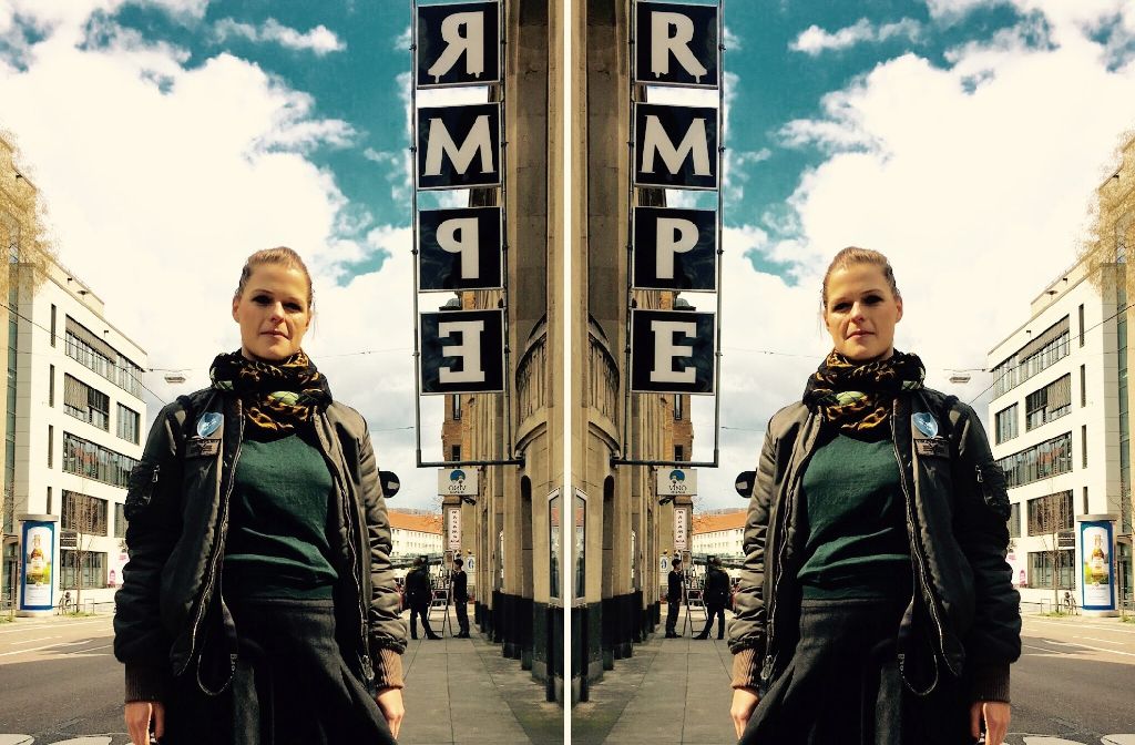 Die leidenschaftliche Kunstvermittlerin Sara Dahme vor dem Theater Rampe im Stuttgarter Süden. Foto: Tanja Simoncev