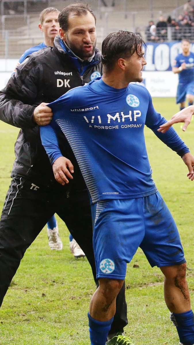 Ndriqim Halili wird von Coach Tobias Fliltsch festgehalten – der Offensivmann spielte 2016/17 für Ulm, 2018/19 für die Kickers.