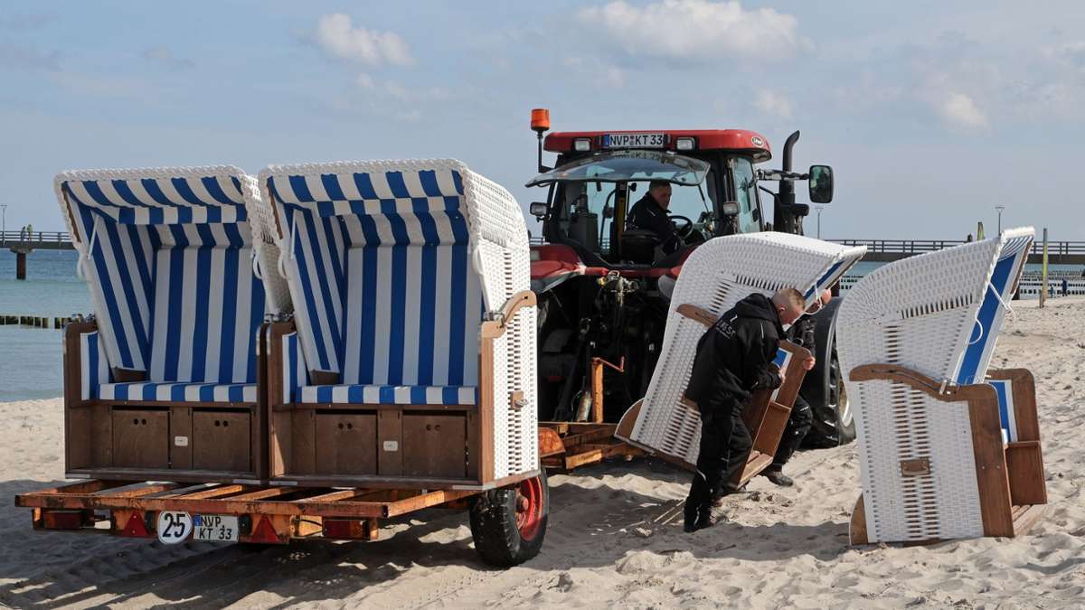 Die Vorbereitungen laufen auf Hochtouren: Am Ostseestrand in Zingst werden die ersten Strandkörbe angefahren und aufgestellt. Über das Osterwochenende werden zahlreiche Urlauber erwartet.