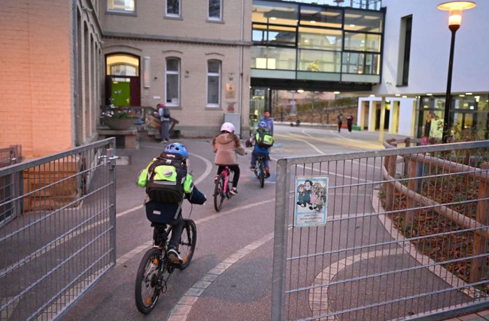 Elterntaxis gelten als  Ärgernis: Minister will  Straßen vor Schulen in Baden-Württemberg   sperren