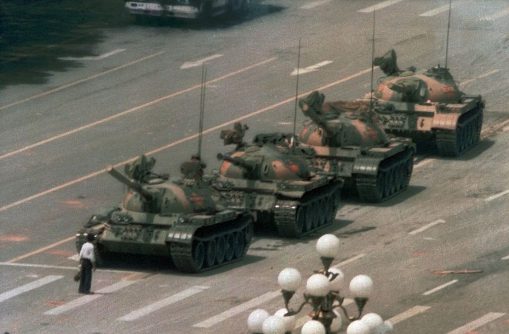 Ein Bild geht um die Welt: Ein Mann stellt sich am 5. Juni 1989 einer Kolonne Panzer in den Weg. Wer hinter dem „Tank Man“ steckt, ist bis heute unbekannt.