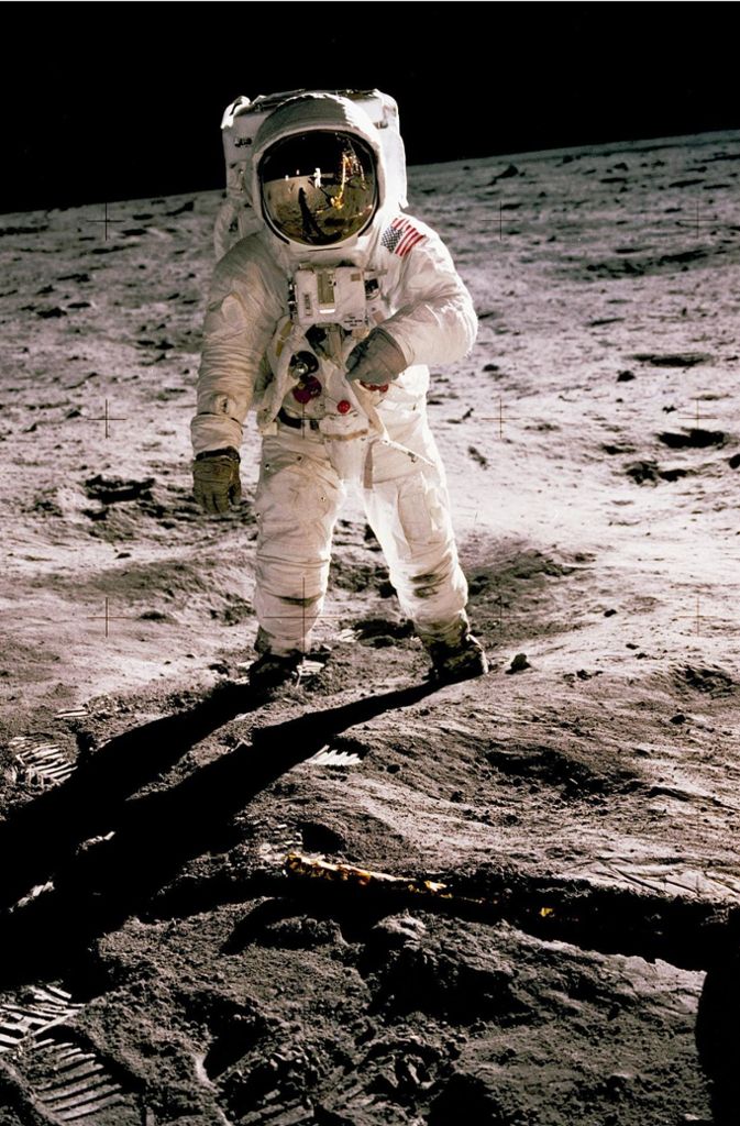 Das berühmte Bild vom „Man auf dem Mond“ zeigt nicht Neil Armstrong, sondern Buzz Aldrin – Armstrong, der Fotograf, spiegelt sich im Visier seines Kollegen. Michael Collins, der dritte im Team, war an Bord der Raumfähre in der Umlaufbahn des Mondes geblieben, um auf die Rückkehr der beiden zu warten.