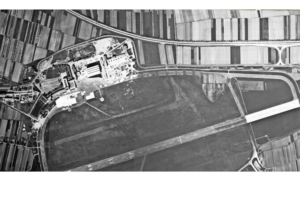 Der Flughafen Stuttgart ist so lang, dass er gar nicht komplett in unser Bildformat passt. Hier das Luftbild von 1955.