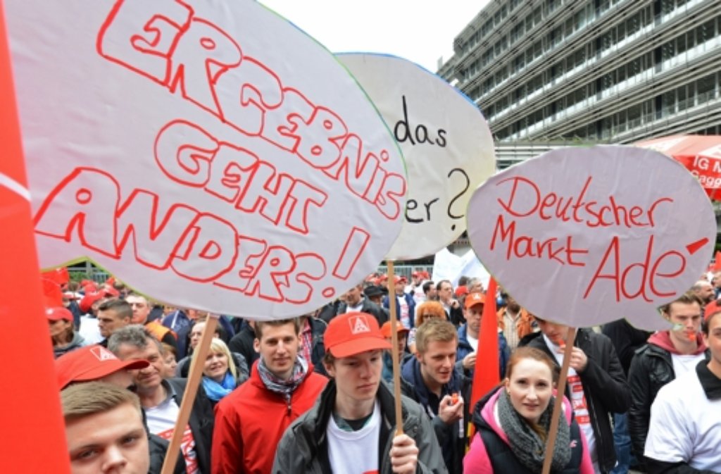 Beschäftige der Daimler-Niederlassungen demonstrieren am Montag in Stuttgart-Untertürkheim vor der Konzernzentrale.