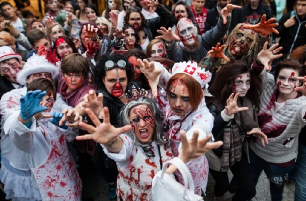 Gruselig ging’s am Samstag in der Stuttgarter Innenstadt zu: Mehrere hundert Menschen verkleideten sich beim Zombie-Walk und erschraken ahnungslose Passanten.