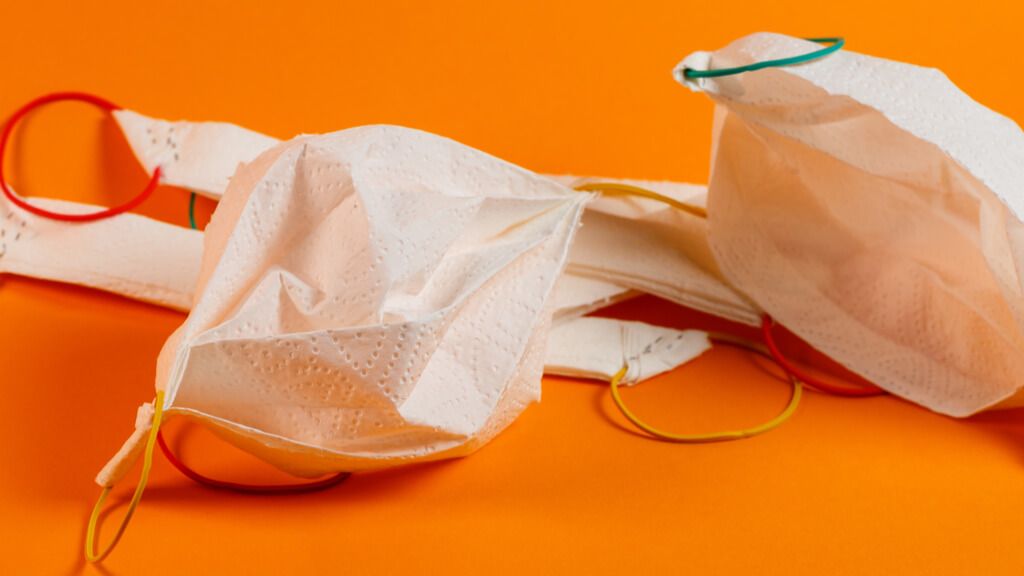 In wenigen Minuten ein Mundschutz aus Küchenpapier machen. Die simple Alternative zum Mundschutz während der Maskenpflicht.