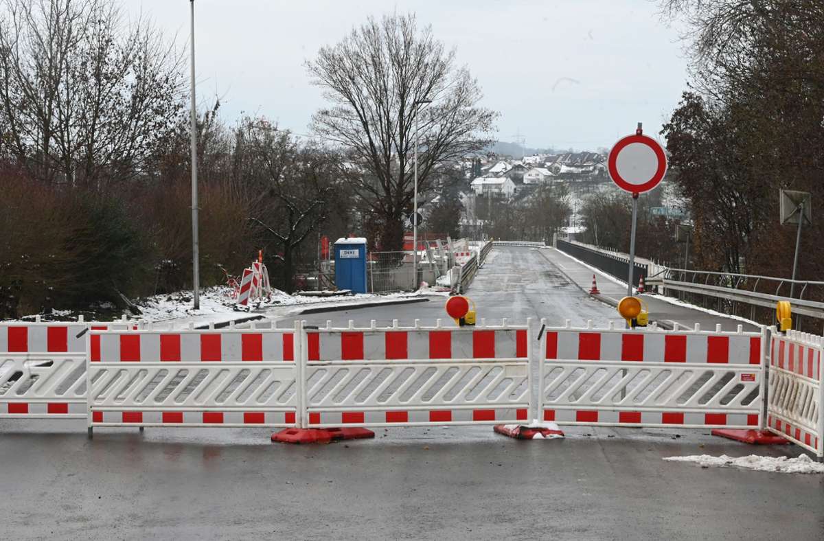 Die gesperrte Neckarbrücke ist bald Vergangenheit. Foto: Werner Kuhnle