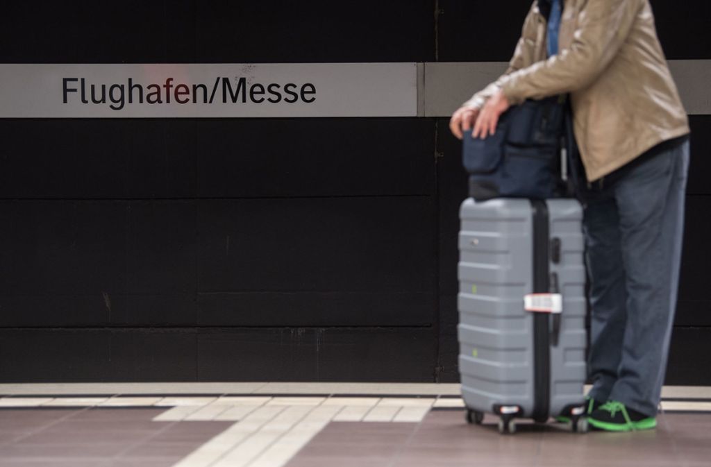 Warten auf den Zug und eine Entscheidung, wie Stuttgart 21 rund um den Flughafen verwirklicht wird. Foto: dpa
